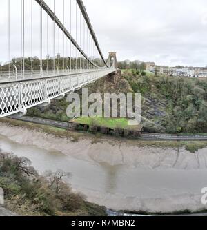 Un grand angle vue de la plate-forme, le porte jarretelles et câbles principaux et la tour du pont suspendu de Clifton sur Avon River dans la région de Bristol, Royaume-Uni Banque D'Images