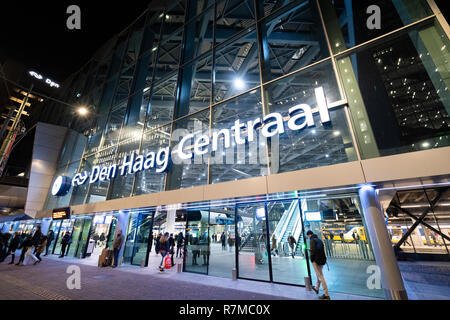 L'extérieur de nouveau Den Haag Centraal Station à nuit à La Haye, aux Pays-Bas Banque D'Images