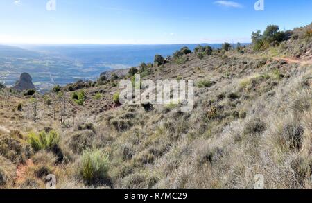 Un paysage à l'horizon, les terres et un chemin passant par les Mallos de Riglos montagnes, au cours d'une journée d'hiver ensoleillée, en Aragon, Espagne Banque D'Images