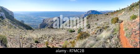 Un paysage à l'horizon, les terres et un chemin passant par les Mallos de Riglos montagnes, au cours d'une journée d'hiver ensoleillée, en Aragon, Espagne Banque D'Images