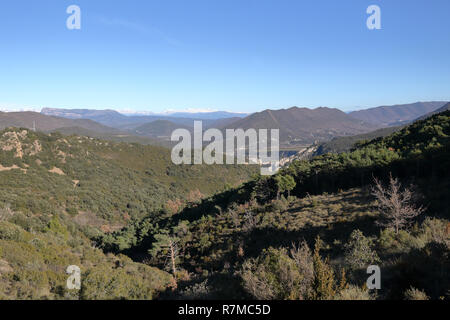 Un paysage de la pré-Pyrénées terres et montagnes, de sapins et de forêts de pins, sur la route de Riglos à la Peña en hiver, Aragon, Espagne Banque D'Images