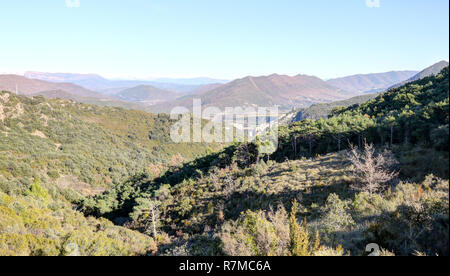 Un paysage de la pré-Pyrénées terres et montagnes, de sapins et de forêts de pins, sur la route de Riglos à la Peña en hiver, Aragon, Espagne Banque D'Images