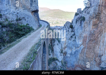 Un pont à côté d'un escarpement à Foz de Escalete violation sur les hautes montagnes rocheuses de la Peña, le lac d'arbres sur des rochers, au coucher du soleil, en Aragon, Espagne Banque D'Images