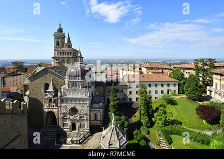 L'Italie, Lombardie, Bergame, la Citta Alta (upper citty), vu de la Tour del Campanone sur la Basilique de Santa Maria Maggiore et la chapelle Colleoni (chapelle Colleoni) Banque D'Images