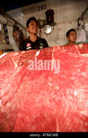 Le Mexique, l'état d'Oaxaca, Oaxaca, vendeur de viande grillée sur le marché Banque D'Images