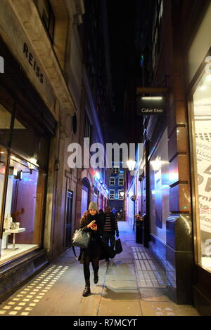 Les gens marcher dans ruelle de Carnaby Street, Soho, London, England, UK Banque D'Images