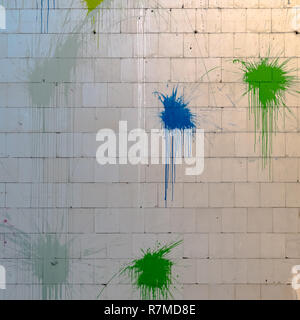 Les touches de couleur sur le mur fait de pavés de béton Banque D'Images