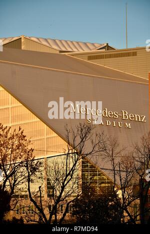 Vue aérienne du stade Mercedes-Benz, site Super Bowl football LIII 2019 accueil, les Falcons, Skyline at sunset, fleur de lotus, à Atlanta, Georgia, USA Banque D'Images