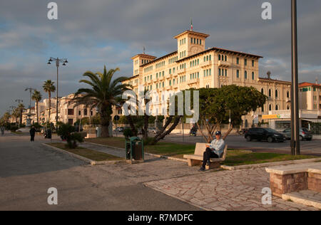 Style moderniste typique locale le long de la promenade, l'safront Passeggiata. Excelsior Hotel Banque D'Images