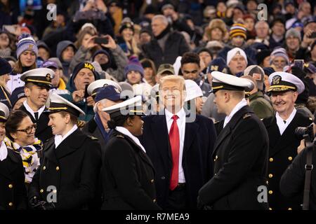 Président américain Donald Trump, centre, sourire alors qu'il regarde la 119e de la marine de l'Armée jeu à partir de l'École navale d'écart au Lincoln Financial Field le 8 décembre 2018 à Philadelphie, Pennsylvanie. Banque D'Images