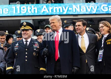 Président américain Donald Trump, centre, les peuplements avec Secrétaire de l'Armée Le Dr Mark Esper, droite, et l'Armée de terre Chef d'état-major Mark Milley, gauche, avant le début de la 119e match à la marine de l'Armée de Lincoln Financial Field le 8 décembre 2018 à Philadelphie, Pennsylvanie. Banque D'Images