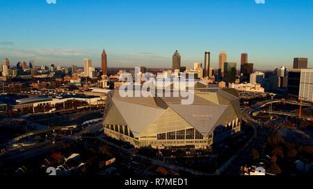 Vue aérienne du stade Mercedes-Benz, site Super Bowl football LIII 2019 accueil, les Falcons, Skyline at sunset, fleur de lotus, à Atlanta, Georgia, USA Banque D'Images