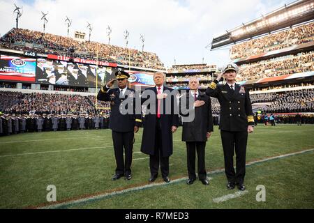 Président américain Donald Trump, 2ème à gauche, l'acronyme de l'hymne national avant le début de la 119e match à la marine de l'Armée de Lincoln Financial Field le 8 décembre 2018 à Philadelphie, Pennsylvanie. Comité permanent avec le président de gauche à droite sont : West Point Surintendant le lieutenant général Darryl Williams, secrétaire de la Défense James Mattis et surintendant de l'Académie Navale Vice amiral Ted Carter Jr. Banque D'Images