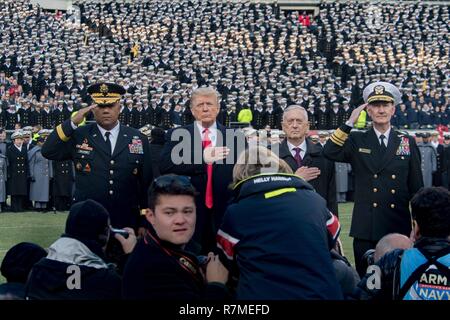 Président américain Donald Trump, 2ème à gauche, l'acronyme de l'hymne national avant le début de la 119e match à la marine de l'Armée de Lincoln Financial Field le 8 décembre 2018 à Philadelphie, Pennsylvanie. Comité permanent avec le président de gauche à droite sont : West Point Surintendant le lieutenant général Darryl Williams, secrétaire de la Défense James Mattis et surintendant de l'Académie Navale Vice amiral Ted Carter Jr. Banque D'Images