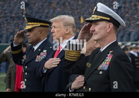 Président américain Donald Trump, 2ème à gauche, l'acronyme de l'hymne national avant le début de la 119e match à la marine de l'Armée de Lincoln Financial Field le 8 décembre 2018 à Philadelphie, Pennsylvanie. Comité permanent avec le président de gauche à droite sont : West Point Surintendant le lieutenant général Darryl Williams, secrétaire de la Défense James Mattis et surintendant de l'Académie Navale Vice amiral Ted Carter Jr. Banque D'Images