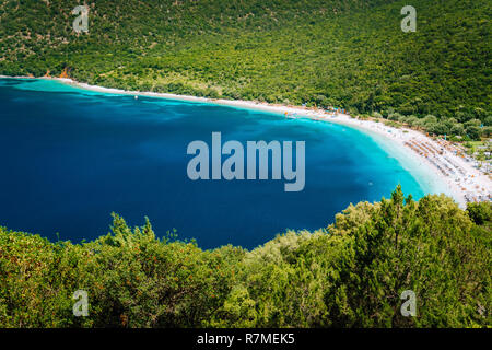 Journée ensoleillée sur la plage d'Antisamos sur l'île de Céphalonie, Grèce. De l'eau claire comme du cristal, d'immenses collines belle plage de sable blanc, la nature pittoresque. Vue imprenable sur la côte méditerranéenne Banque D'Images