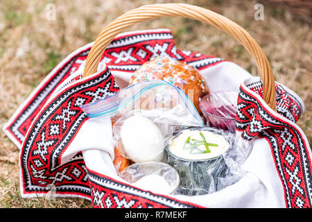 Oeufs de Pâques Orthodoxe Russe Kulich et bénédiction du panier de paille alimentaire, sur la masse d'herbe à l'extérieur à l'église, personne ne Banque D'Images