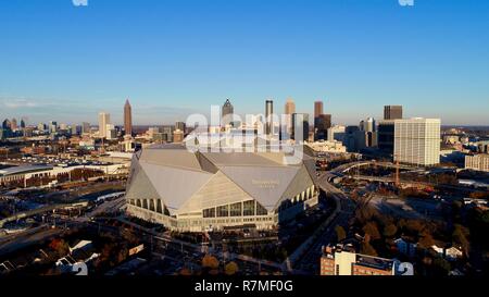 Vue aérienne du stade Mercedes-Benz, site Super Bowl football LIII 2019 accueil, les Falcons, Skyline at sunset, fleur de lotus, à Atlanta, Georgia, USA Banque D'Images