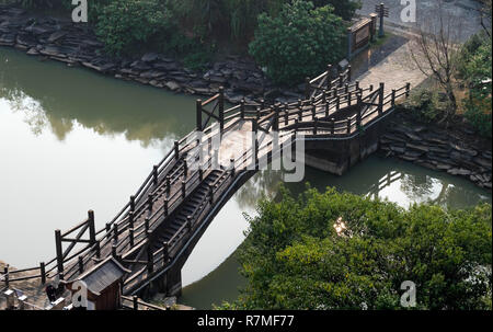 Vue du haut de la forteresse. Pont chinois sur un canal tranquille. Chibi à ville. Le pont fabriqué à partir du bois. Ancien pont en trois royaume bataille Banque D'Images
