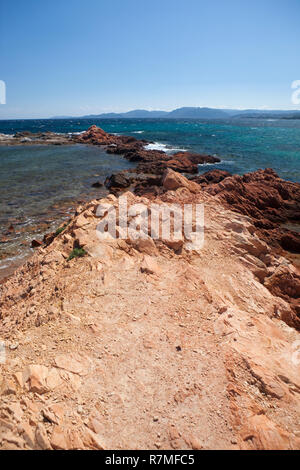 Les roches rouges de la plage de Palombaggia en Corse. Banque D'Images