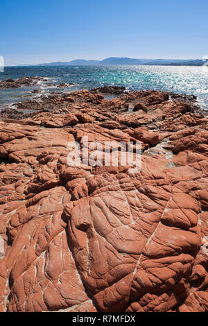 Les roches rouges de la plage de Palombaggia en Corse. Banque D'Images