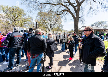 Washington DC, USA - 5 Avril 2018 : foule de gens beaucoup de touristes par Memorial Park sur le National Mall au printemps, en attente d'autobus de tournée au cours de Cherry Banque D'Images