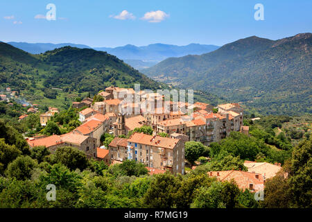 Le village Sainte-Lucie-de-Tallano dans les montagnes de la partie sud de l'île de Corse, France. Banque D'Images