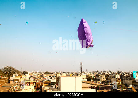 Fire le cerf-volant plus de ciel bleu clair au cours de kite festival hindou traditionnel dans la ville indienne Banque D'Images