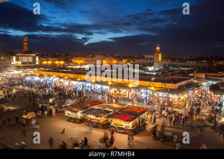 Place Djemaa el-Fna à Marrakech, Maroc, au crépuscule. Cette place est le plus célèbre hotspot dans Marrakech. Banque D'Images