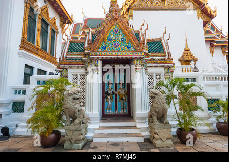 Porte avec un relief d'anciens gardes, Grand Palace, Bangkok, Thaïlande Banque D'Images