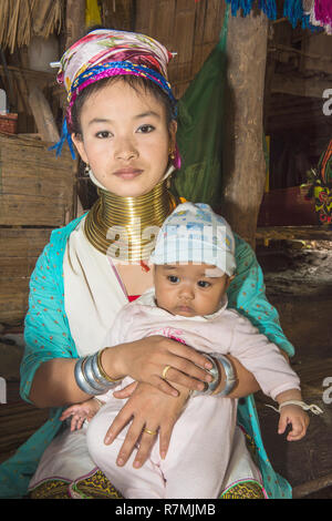 Long col femme avec son bébé, tribu Karen, Chiang Mai, Thaïlande Banque D'Images