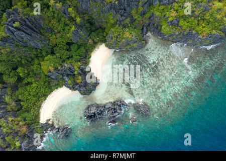 Vue aérienne de drone turquoise des eaux côtières et falaises calcaires dans la région de El Nido, destination touristique de l'archipel de plage cachée. El Nido, Palawan, Philadelphie Banque D'Images