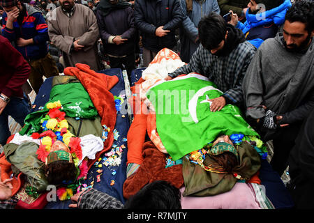 Bandipura, Inde. Dec 10, 2018. Les femmes assistent à la procession funéraire des rebelles Saqib Sheikh et Mudasir Parray au Village de Hajin Bandipura, district du Cachemire indien le 10 décembre 2018. Le duo avec leur associé ont été tués lors d'une 18 heure de coups de feu avec les forces indiennes dans la région de Srinagar, Mujgund le 09 décembre. Credit : Muzamil Mattoo/Pacific Press/Alamy Live News Banque D'Images