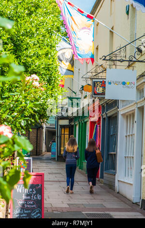 Eastgate, Taunton, Somerset. Une charmante ruelle de cottages accueillant une variété de boutiques individuelles Banque D'Images