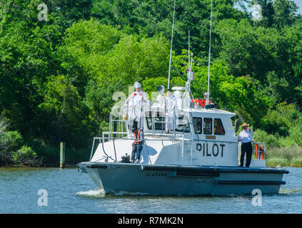 L'archevêque catholique Thomas J. Rodi, manèges, avant le bateau-pilote lors de la 66e bénédiction annuelle de la flotte à Bayou La Batre, Alabama, le 3 mai 2015. Banque D'Images