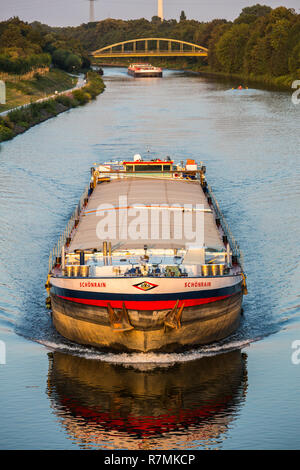 Navire de charge moteur Mme Schoenrain Rhine-Herne, Canal, Oberhausen, Rhénanie du Nord-Westphalie, Allemagne Banque D'Images