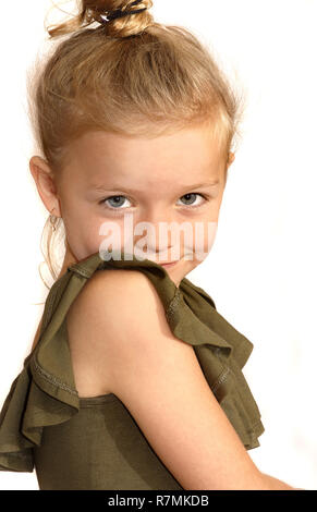 Une fillette de six ans smiling at the camera Banque D'Images