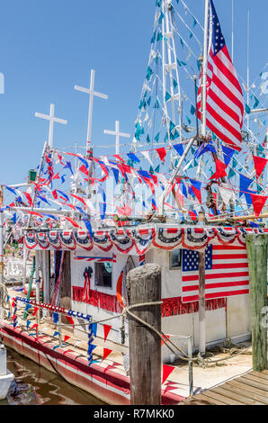 Un bateau décoré, 'Pourquoi', se trouve à quai pendant la 65e bénédiction annuelle de la flotte à Bayou La Batre, Alabama, le 4 mai 2014. Banque D'Images