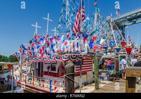 Un bateau décoré, 'Pourquoi', se trouve la jonction avec d'autres bateaux décorés au cours de la bénédiction de la flotte à Bayou La Batre, Alabama, le 4 mai 2014. Banque D'Images