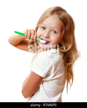 Un petit enfant fille est se brosser les dents avec une brosse à dents. Le concept de l'hygiène quotidienne. Isolé sur fond blanc Banque D'Images