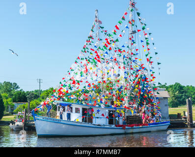 L'argent de 'Mama' participe à la 65e bénédiction annuelle de la flotte à Bayou La Batre, Alabama, le 4 mai 2014. Banque D'Images