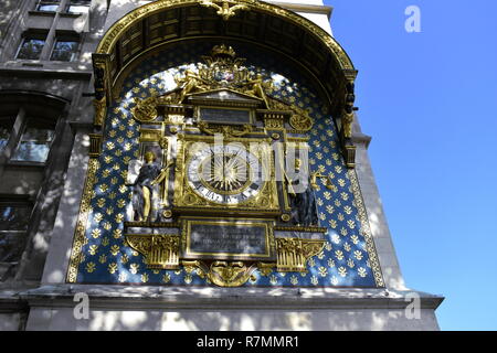 La conciergerie, Ile de la Cité, Paris, France. Horloge en gros plan avec lumière du soleil et ombres. La plus ancienne horloge publique de Paris. Banque D'Images