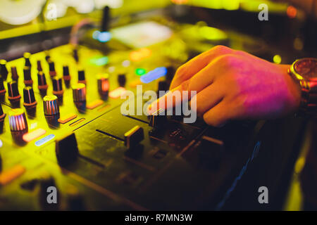 Mixage DJ pistes sur un mixer dans une boîte de nuit. Banque D'Images