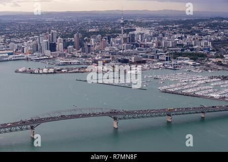 Aerial cityscape aperçus d'Auckland City, CBD, pont, port de Waitemata et le golfe d'Hauraki, Nouvelle-Zélande Banque D'Images