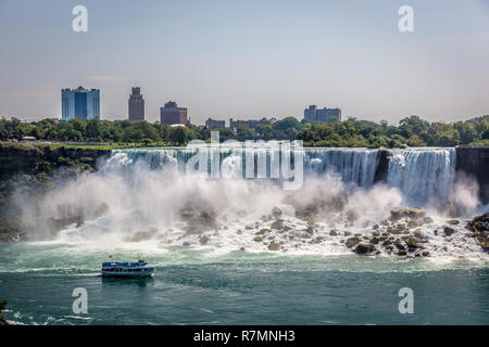 Niagara, Canada - Nov 10 2017 - un bateau touristique passant très près d'une chute d'eau à Niagara Falls au Canada Banque D'Images