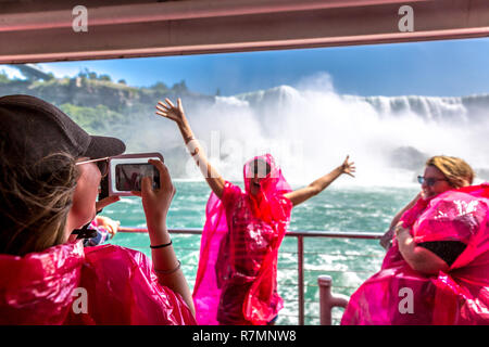 Niagara, Canada - Nov 10 2017 - Un groupe de touristes s'amusant à l'aide d'imperméables à l'intérieur d'un voile rouge près des chutes de Niagara Falls, Canada Banque D'Images