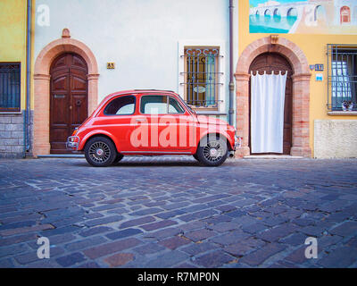 RIMINI, ITALIE - 22 juillet 2017 : Fiat 500 D dans les rues de la ville Banque D'Images