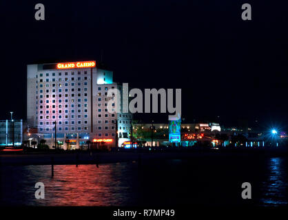 Le Grand Casino Biloxi Hotel et Spa, propriété de Harrah Entertainment, s'allume le ciel nocturne de Biloxi, Mississippi, le 13 avril 2010. Banque D'Images