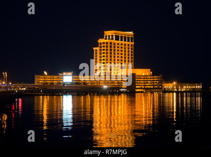 Le Beau Rivage Casino est éclairé la nuit et se reflètent dans l'eau, 24 novembre 2012 à Biloxi, Mississippi. Banque D'Images