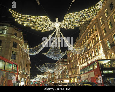 Découvrez les décorations de Noël festives la nuit Dans Regent Street Londres 2018 Banque D'Images